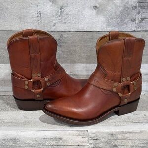 FRYE BILLY SHORT HARNESS BOOTS IN SADDLE - SIZE - 9B